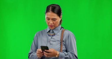 İş kadını telefon ve mesaja bakan yeşil ekranlı bir gece çalışanı arıyor. Asyalı kadın, profesyonel ve saat kontrolünde işe gitmek için yol haritası olan çalışanların son teslim tarihleri var mı?.