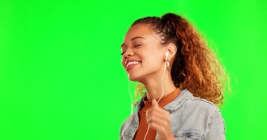 Mutlu kadın, dans et ve yeşil ekranda stüdyoda müzik dinle. Kulaklıklı, radyosu olan ve ses, yayın ya da ses parçalarıyla eğlenen bir kadın..