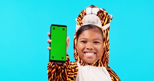 Szczęśliwa Dziewczynka Telefon Ekran Makieta Kostiumie Reklamy Niebieskim Tle Studio — Wideo stockowe