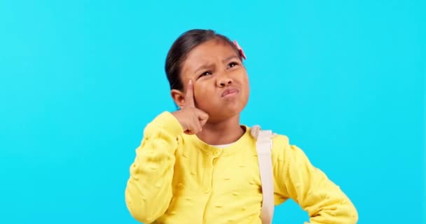 Gondolkodó Összezavarodott Lány Gyermek Stúdióban Kérdés Miért Választás Kék Háttér — Stock videók
