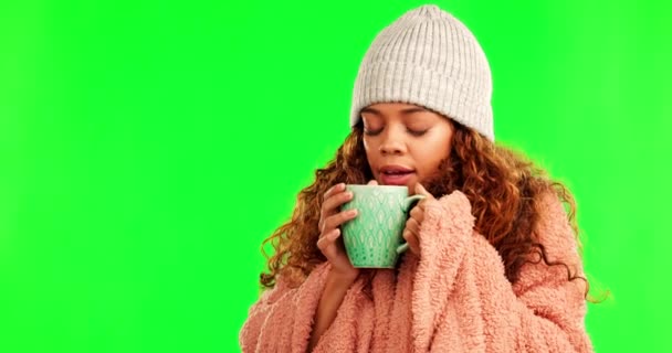 Mulher Bebida Cobertor Por Tela Verde Roupas Frias Inverno Com — Vídeo de Stock