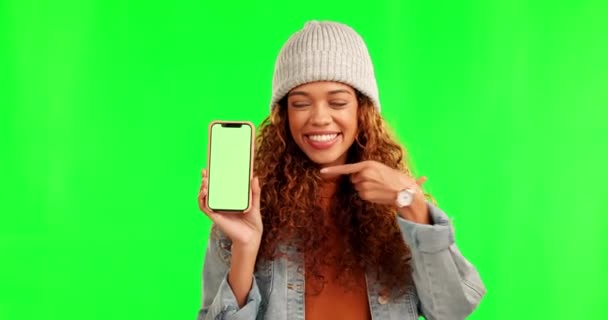 幸せな女性 電話のモックアップとスタジオの背景に緑の画面上の広告を指す スマートフォンアプリで女性の笑顔の肖像画 モックアップスペースに表示またはクロマキー — ストック動画