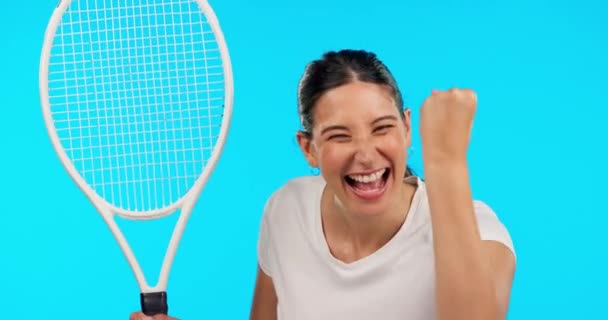 スタジオでのラケットを獲得した顔 テニス 女性は青の背景に隔離されています 肖像画 スポーツや興奮した選手 チャンピオンや成功のための幸せな勝者 目標の達成とお祝い — ストック動画