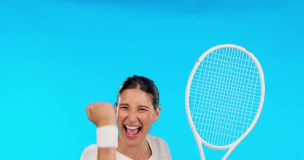 Gezicht Tennis Juichende Vrouw Blij Winnaar Tegen Een Blauwe Studio — Stockvideo