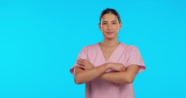 Twarz Pielęgniarka Poważna Kobieta Skrzyżowanymi Ramionami Studiu Odizolowana Niebieskim Tle — Wideo stockowe