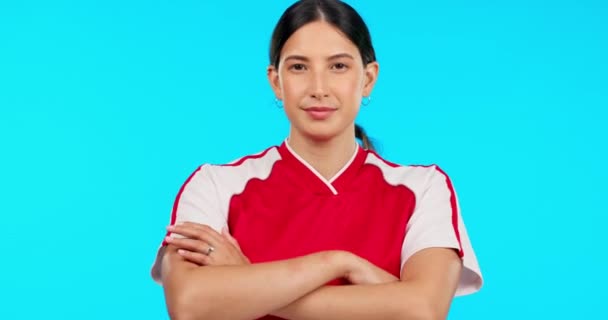 Serio Deportivo Rostro Una Mujer Con Los Brazos Cruzados Aislada — Vídeos de Stock