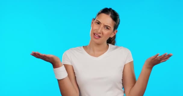 Zmieszany Twarz Kobieta Wzruszają Ramionami Studio Pytaniami Niepewnymi Dlaczego Niebieskim — Wideo stockowe