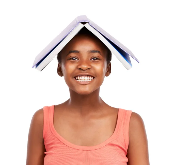 Portret Glimlach Zwart Meisje Met Boek Haar Hoofd Onderwijs Balans — Stockfoto