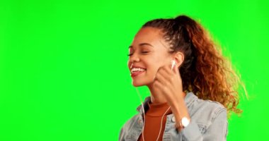 Kadın, dans ediyor ve yeşil ekranda müzik dinliyor stüdyonun arka planında canlı yayında. Kulaklıklı mutlu bir kadın, ses, radyo ve ses parçalarının keyfini çıkartıyor..