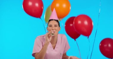 Doğum günü, komik ve balonlar. Stüdyoda, kutlama için mavi bir arka planda izole edilmiş hemşire bir kadınla. Gülümse, sağlık hizmeti ve bir etkinlikte korna çalan mutlu bir kadın tıp uzmanı..