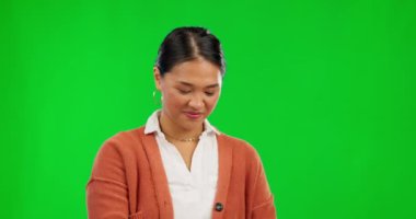 Portre, kadın ve okul, Japonya 'da dil öğrenme programı için işaret kartıyla yeşil ekranda öğretmenlik. Ev okulu, çevrimiçi sınıf ve ev ödevi için giyim kursu için eğitim, elkazanımcılık ve Asyalı öğretmen