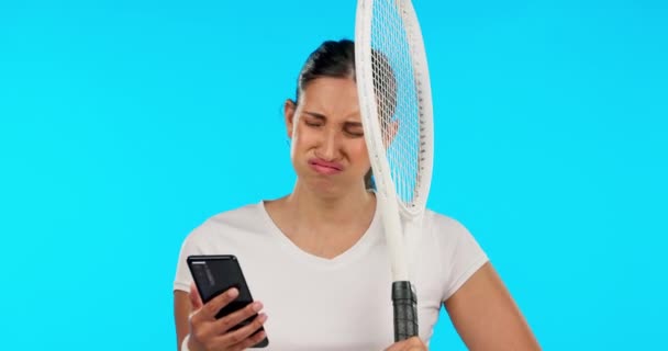 绿色屏幕或网球与一个愤怒的女人在蓝色背景的工作室体育营销 一个女运动员在手机荧幕上拿着铬钥匙模型的形象 沮丧和健康 — 图库视频影像