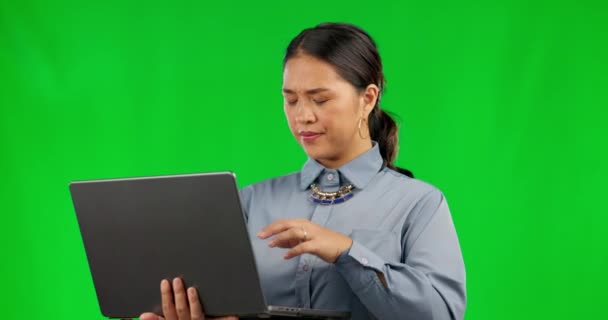 メールマーケティング コピーライティングや記事のアイデアのための緑の画面上の思考 ラップトップやビジネスの女性 プロの労働者 またはスタジオの背景にソリューションのためにコンピュータ上で入力するアジア人 — ストック動画
