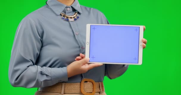 Dámské Ruce Tablet Zelená Obrazovka Maketou Sledovacími Značkami Obchodní Reklamou — Stock video