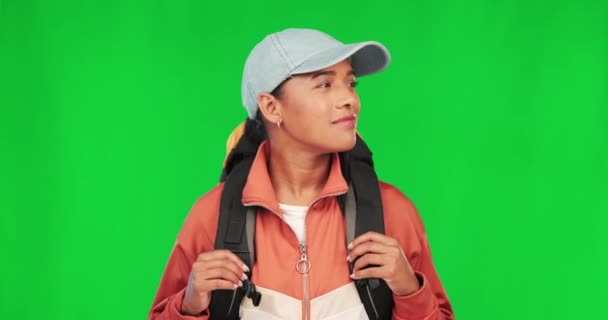 快乐的女人 徒步旅行 带着冒险和观光的绿色屏幕 带着工作室背景的远足和背包度假 摩洛哥空间 旅行和旅游 年轻的女徒步旅行者 — 图库视频影像