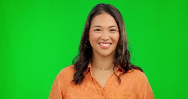 背景のモックアップに隔離された緑の画面上の顔 面白いと幸せな女性 カンボジア出身のポートレート クロマキー アジアの女性は コメディ ジョーク ユーモアで肯定的な考え方 笑顔と笑いを持つ — ストック動画