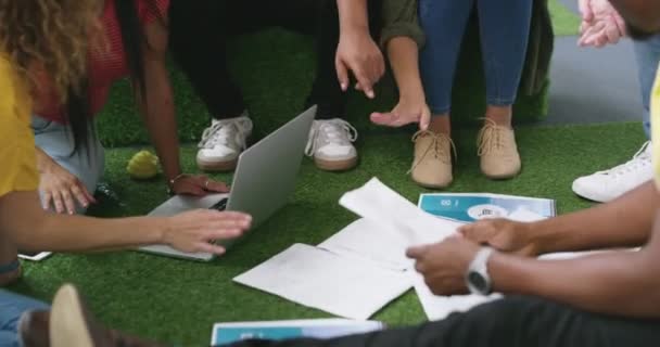ビジネスパーソン クローズアップ および職場での計画 プロフェッショナル チームワークを持つドキュメント 書類作成 ブレインストーミング アイデアと協力のスタッフ グループ — ストック動画