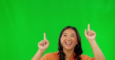 Mutlu Asyalı kadın, stüdyonun arka planında yeşil ekranda gösterip pazarlıyor. Piyasa reklamlarında kadın parmağı, indirimli indirim ya da bilgilendirme, uyarı ya da haber için anlaşma.