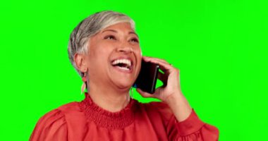Telefon, mutlu ve yaşlı kadın yeşil ekranda sohbet, sohbet ve tartışma için. İletişim, ağ kurma ve heyecan verici kadın akıllı telefondan Chromakey stüdyosunda iletişim kurmak için konuşuyor..