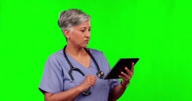 Hemşire, yaşlı kadın ve tablet stüdyoda yeşil ekranda, arka plan modelinde izole edilmiş. Tıbbi profesyonellik, teknoloji ve şaşkın cerrah düşüncesi, sorun çözme veya sağlık hizmetlerinden bıkmış.