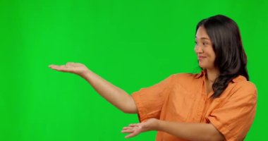 Mutlu Asyalı kadın, eller ve reklam yeşil ekranda stüdyo arka planına karşı sunum için. Model uzayda reklam, haber veya pazarlama için avuç içi gösteren kadın portresi.