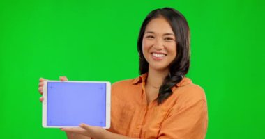 Asyalı kadın, tablet ve maket yeşil ekranda reklam için veya sosyal medya için stüdyo arka planına karşı. Mutlu kadın portresi görüntüleme ve izleme işaretlerinde teknolojiyi gösteriyor.