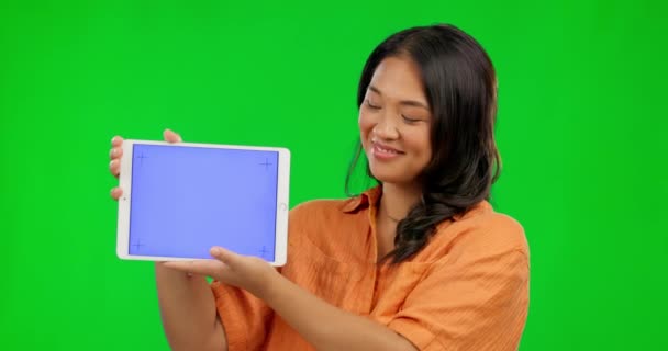 ソーシャルメディアやスタジオを背景とした広告のための緑の画面上のアジアの女性 タブレットやモックアップ モックアップディスプレイとトラッキングマーカーに技術を示す幸せな女性の肖像画 — ストック動画