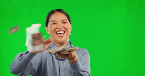 面对女人 把钱扔在绿色的屏幕上 看他们是否赢了 是否有钱 是否成功 是否有财务自由 兴奋的亚洲人或快乐的赢家 带着金钱 奖金和现金回到工作室背景 — 图库视频影像
