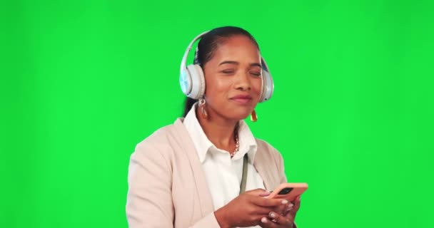 Danse Écran Vert Femme Avec Écouteurs Téléphone Portable Pour Musique — Video