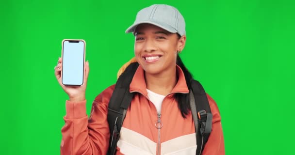 学生女性 电话和绿色屏幕与脸 微笑和点头同意 评论和模仿空间 空白智能手机 模拟标识 品牌或用于移动应用的Ux 背包和旅行 — 图库视频影像