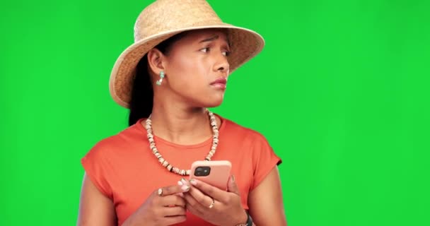 Зеленый Экран Потерянная Женщина Смартфоном Ищущая Местоположение Девушку Студийном Фоне — стоковое видео