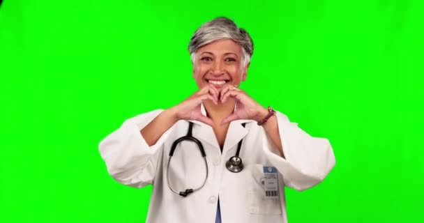Médico Coração Mãos Mulher Idosa Tela Verde Suporte Saúde Cirurgião — Vídeo de Stock