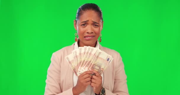債務問題 財務上の決定と貯蓄 インフレや支払リスクのための緑の画面上のお金 怖がっていると女性 女性スタジオの背景に金融や請求書のためのストレスの顔 — ストック動画