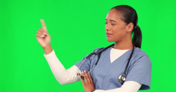 顔や医療プレゼンテーション 情報や広告サービスのための緑の画面を指しています 医療女性や看護師の手は スタジオの背景に保険ニュース モックアップやスペースを表示します — ストック動画