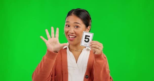 Asyalı Bir Kadın Öğretmenlik Yapıyor Yeşil Ekranda Stüdyoda Rakamları Saydığı — Stok video
