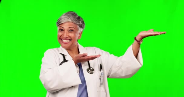 Πράσινη Οθόνη Ηλικιωμένη Γυναίκα Πρόσωπο Και Χαρούμενη Χειρονομία Γιατρού Κατά — Αρχείο Βίντεο