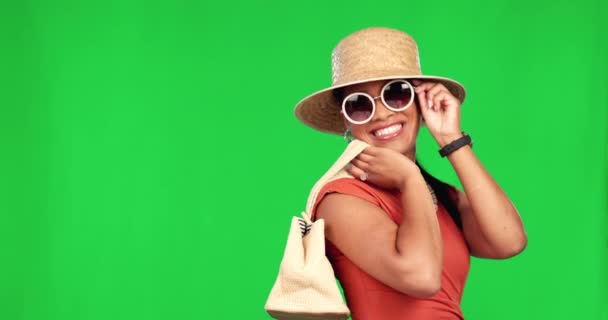 休日の帽子と緑の画面 肖像画やハンドバッグやサングラスや高級ブランドと女の子 ファッション 幸福と休暇のための魅力を持つ女性は 夏の旅行のためのスタイリッシュなまたは上品なです — ストック動画