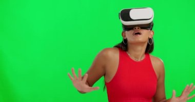 Stüdyoda sürpriz için yeşil ekran ve sanal gerçeklik gözlükleri, metaevren oyunları ya da modelleme için hareket eden eller. 3D video, kullanıcı deneyimi için AR teknolojisi olan kız, model ve siber oyuncu.