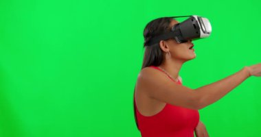 Kadın, stüdyoda yeşil ekran ve video gözlükleri var. Arama, metatürlü oyun ve el hareketleriyle. 3D video, kullanıcı deneyimi ve taşınması için geliştirilmiş realite teknolojisi olan kız, model veya sanal oyuncular.
