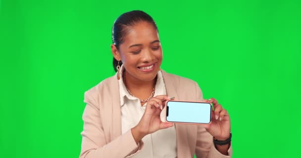 绿色银幕手机 微笑着与商界女性面对在线通知 品牌公告或销售广告 工作室背景中的Chroma键肖像画 智能手机应用程序和法人 — 图库视频影像