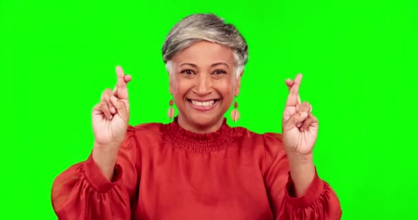 Пальці Схрещені Щасливі Портрет Жінки Зеленому Екрані Надії Удачі Або — стокове відео