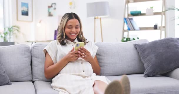 快乐的女人 沙发和笑在家里的电话文字与微笑和社交媒体在客厅里 在家里的沙发上 通过网络聊天和在线交流 让轻松 数字和年轻的女性在手机上 — 图库视频影像
