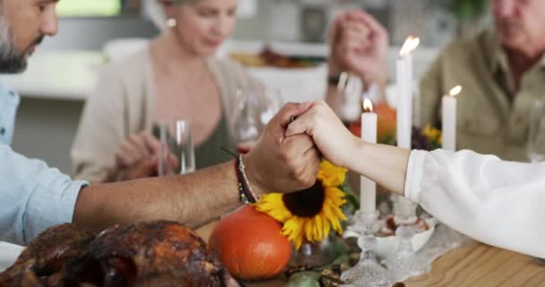 Trzymanie Się Ręce Dziękczynienie Lub Rodzina Modląca Się Jedzenie Przy — Wideo stockowe