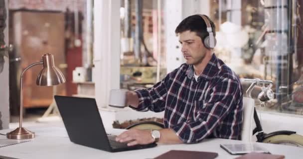 Soldagem Oficina Homem Está Trabalhando Laptop Para Banco Dados Mail — Vídeo de Stock