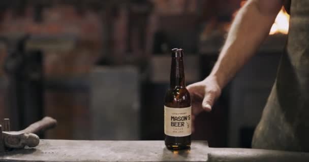 Hombre Cansado Trabajador Rotura Metal Bebiendo Una Cerveza Almacén Fábrica — Vídeos de Stock