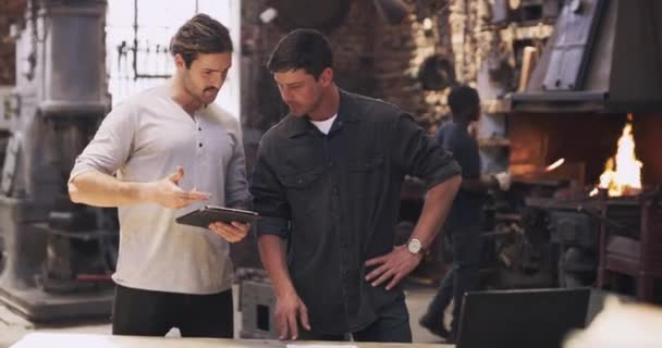Mężczyźni Spotkaniu Warsztat Pracownikiem Metalowym Tabletem Plan Prac Stalowych Spawaczem — Wideo stockowe