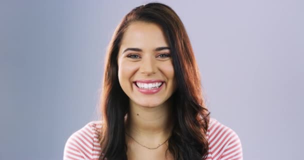 Обличчя Посмішка Смішне Жінкою Яка Сміється Студії Фіолетовому Тлі Гумору — стокове відео