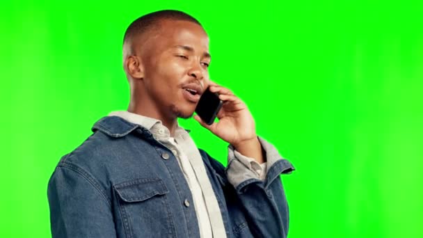 Czarny Człowiek Połączenie Zielony Ekran Komunikacją Smartfon Rozmowa Przestrzeni Makiety — Wideo stockowe