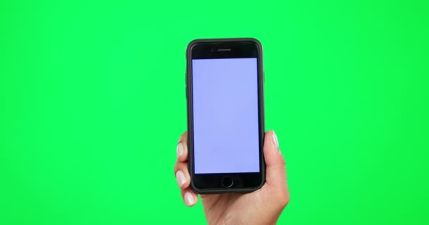 手和一个在绿色屏幕上有电话的人 用于网站 互联网或网络广告 在工作室背景下拥有用于在线广告 Ux或Ui信息的智能手机的模特的手 — 图库视频影像