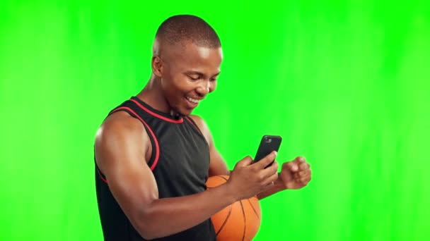 Basketbol Kazanan Telefonu Yeşil Ekranda Olan Siyah Adam Arka Planda — Stok video